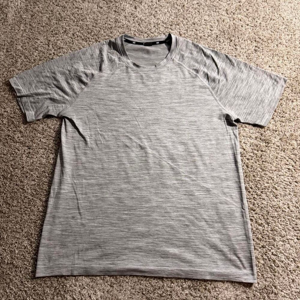 Rhone Mens Medium Gray Performance Shirt Athletic Training Gym Workout Tee